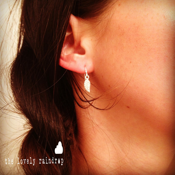 زفاف - NEW - Sterling Silver Tiny Leaf Earrings in Sterling Silver - Perfect Gift - Minimalist - Simple Everyday - Gift For Wedding Jewelry Dainty