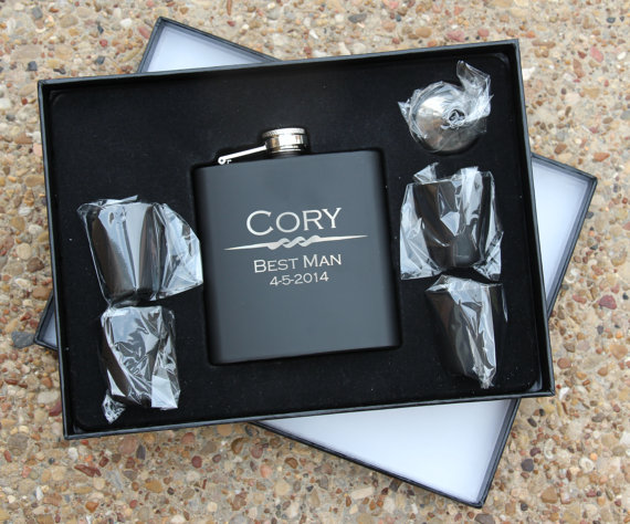 Hochzeit - Groomsmen Gift, 5 Flask Gift Sets, Personalized Flask, Engraved Flask, Personalized Shot Glasses, Gift for Groomsmen, Best Man Gift