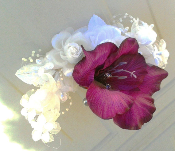 Свадьба - BRIDAL VEIL, Tropical, Hawaiian Purple Hibiscus, Bridal Hair Clip, Beach Wedding Accessory, Headpiece, Pearls and Roses, Destination Wedding