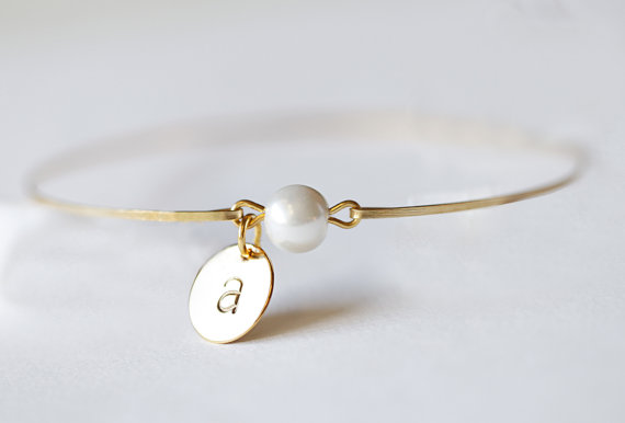 زفاف - White Pearl Monogrammed Bracelet, Pearl Initial Bangle, Gold Initial Bracelet, Pearl Bridesmaids Initial Bracelet, Bridal Pearl Initial