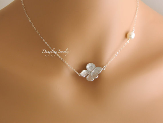 Свадьба - Elegant Hibiscus Necklace, Pearl Necklace, Bridesmaid's Gift, Silver Wedding Jewelry, Sister, Bridesmaid Necklace, Bridesmaid Jewelry