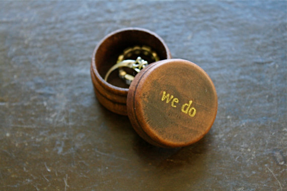 زفاف - Wedding ring box. Tiny round ring box, ring bearer accessory, ring warming. Tiny pine ring box with We Do design in gold.