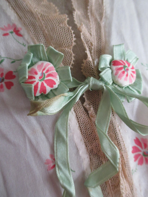 زفاف - Vintage 1940's Short Sleeve Dress Lingerie Jacket Negligee Boudoir Bed Jacket White Silk Pink Flowers Lace Trim A70