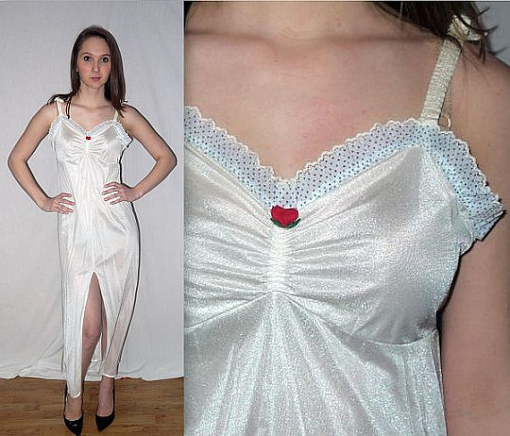Свадьба - Paper moon .. Vintage 70s maxi nightgown / 1970s nightie long gown / lingerie negligee / white wedding bridal honeymoon .. XS S