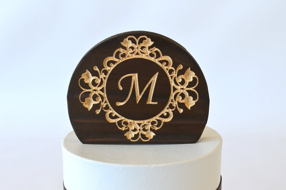Mariage - Scroll Frame Wedding Cake Topper, natural burned wood with your personalized letter