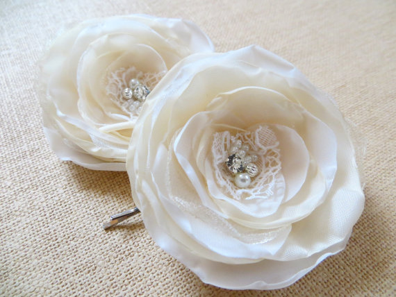 Hochzeit - Ivory, cream wedding bridal flower hair clips (set of 2), bridal hair accessories, bridal floral headpiece, wedding hair accessory