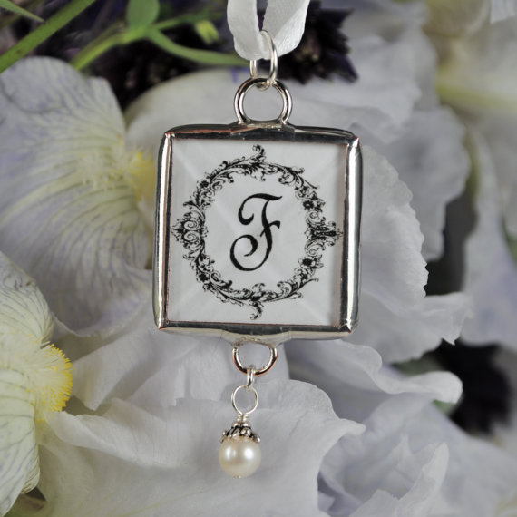 Mariage - Personalized Wedding Bouquet Charm With Memorial Photo and Initial