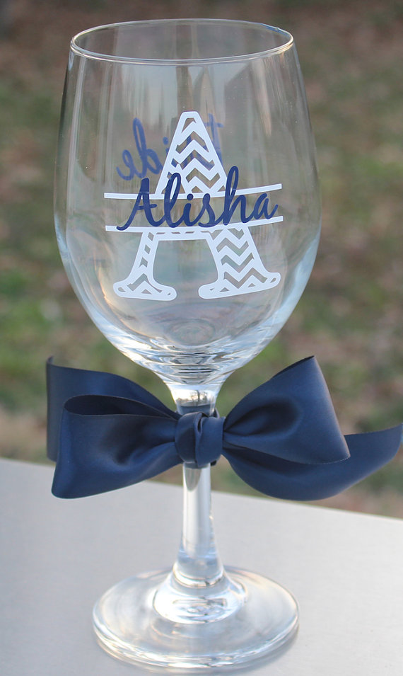 زفاف - 1 Personalized Chevron Personalized Wine Glasses - Great Bridesmaid Gift