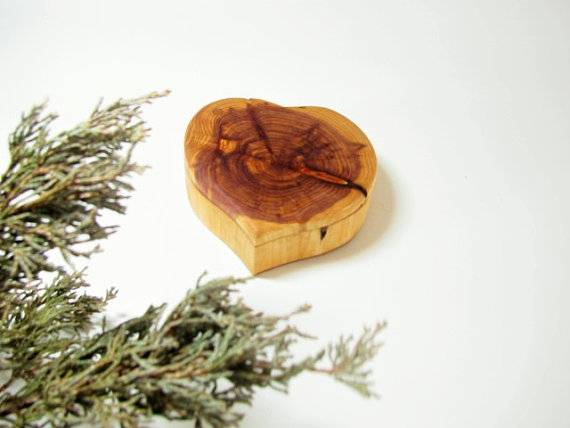 Mariage - Heart shaped wood ring box. Wedding ring pillow box. Engagement ring box. Juniper wood ring box. Wedding proposal box.