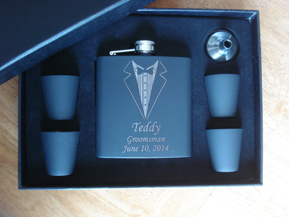 Hochzeit - 5 Personalized Tuxedo Black Flask Gift Sets  -  Great gifts for Best Man, Groomsmen, Father of the Groom, Father of the Bride
