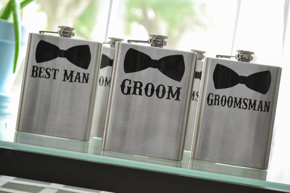 Свадьба - Wedding Flasks - 8oz - Personalized Groom/Groomsmen flasks