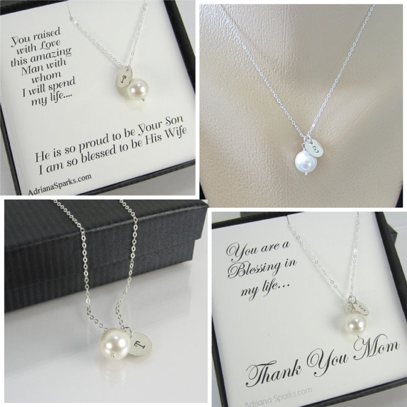 Mariage - Mother of the Bride and Groom Gift Set of 2, Personalized Wedding Jewelry/Initial  Pearl Necklace/ Pearl Necklace, Mother of the Bride Card,