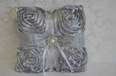 Mariage - Silver satin rosette wedding ring pillow with glitter ribbon and brooch