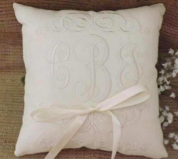 Hochzeit - Ring Bearer Pillow, Mr & Mrs. Ring Pillow, wedding pillow, embroidery, monogram, custom. personalized, ring bearer pillows