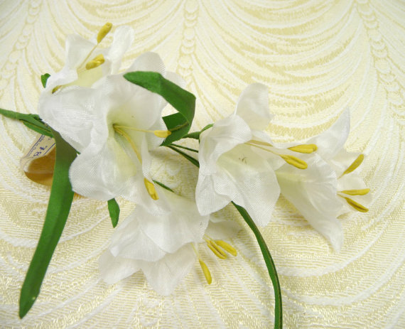 زفاف - Vintage Millinery Flowers Snow White Silk Freesia Lilies Spray of Five NOS from Germany for Hats, Bouquets, Corsages, Wedding
