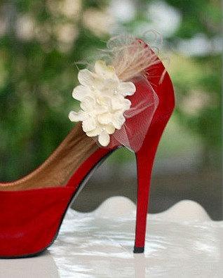 Свадьба - Shoe Clips Ivory / off White / Light Lime Green Hydrangeas. Springr Elegant Bridesmaid Bride, red lavender pink, Pearl Feather Tulle Couture