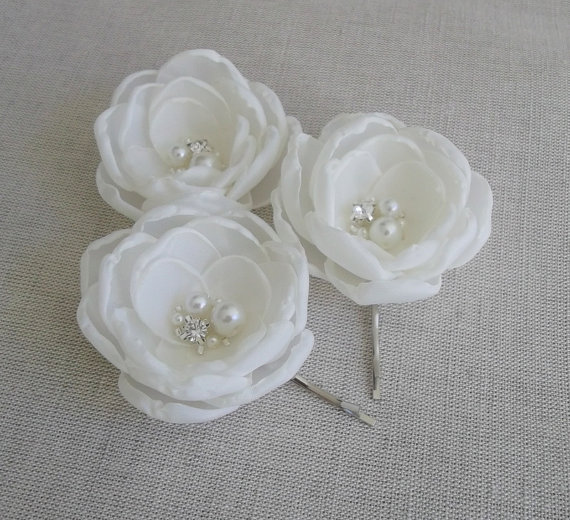 Hochzeit - Ivory silk Bridal flowers, Ivory head piece, Ivory flowers dress sash Ornaments, Bridesmaids hair clip pin grip, Bridal shoe clips, brooches