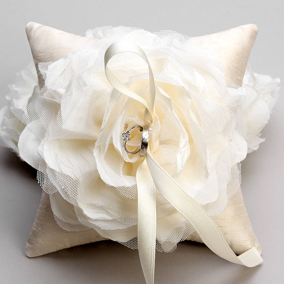 Свадьба - Wedding ring pillow - ivory flower bridal ring bearer pillow - Laurel