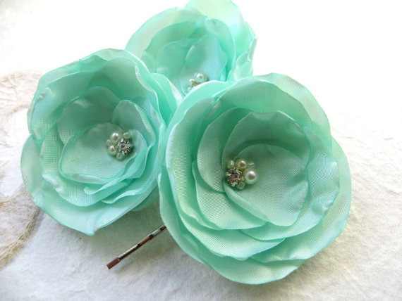 Свадьба - Mint green wedding hair flowers (set of 3), bridesmaid, bridal hairpiece, bridal hair clips, wedding hair accessories, wedding hair flower