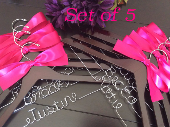 Свадьба - Set of 5 Personalized Hanger,  Custom Bridal Hangers,Bridesmaids gift, Wedding hangers with names,Custom made hangers