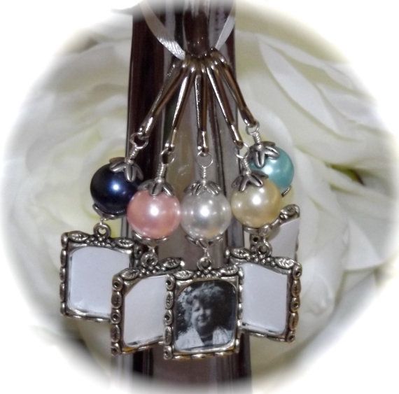 Свадьба - Wedding bouquet photo frame charm. Memorial picture charm with your choice of colour - shell pearl.
