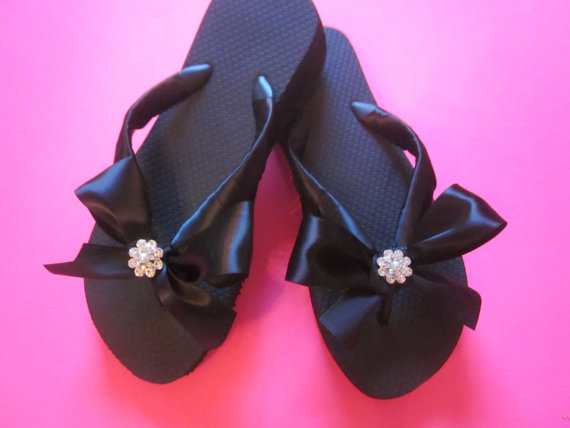Свадьба - Wedding Shoes Flip Flop Wedges in Black for the Bridal Party.Rhinestone and Pearl Center. Black Satin Ribbon.Beach Wedding Flip Flops..
