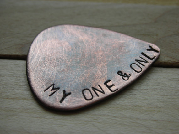 Mariage - CUSTOM  GUITAR Pick-Handstamped Copper-Great Gift for Fathers Day, Husband, Boyfriend, Dad, Groomsmen