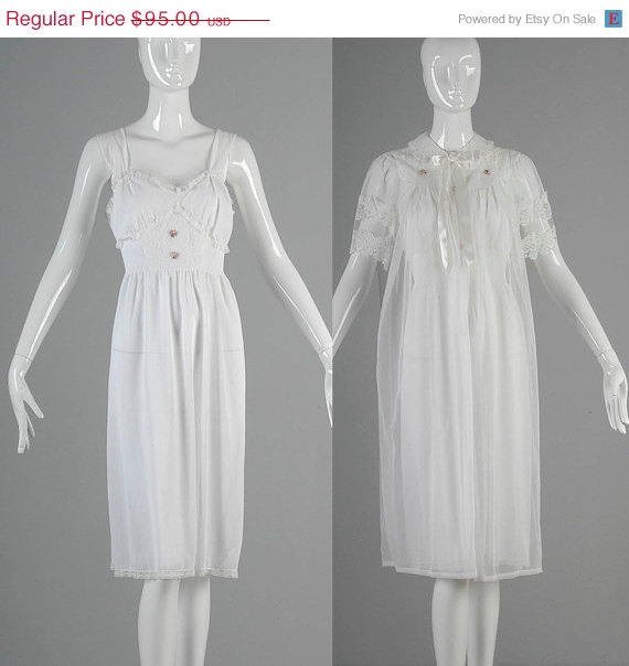 زفاف - 10% OFF Vintage 60s White Feminine Nightgown Peignoir Set Lace Chiffon Fitted Midi Lingerie