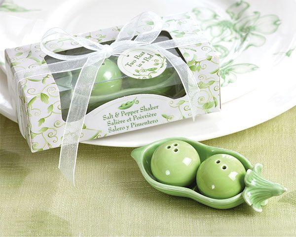 Mariage - Two Peas In A Pod Ceramic Salt & Pepper Shakers Wedding Favor