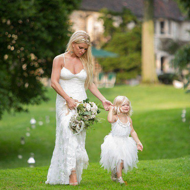 Mariage - Jessica Simpson Shares A Favorite Snap From Ashlee's Wedding