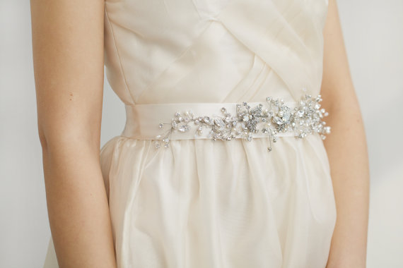 زفاف - Beaded Wedding Sash, Floral bridal Sash, White Opal Swarovski Crystal Sash,  Floral Antique Silver Sash , Crystal pearl Sash, Bridal Belt