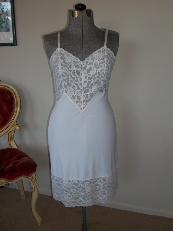 زفاف - 1950's white slip lace nylon peignoir negligee adjustable straps Vanity Fair bombshell sheer nightgown medium slip size 8 mid calf length