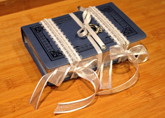 Mariage - Ring Bearer Bible Blue, White Lace, Pearl & Silver. Wedding Ring Pillow Alternative.