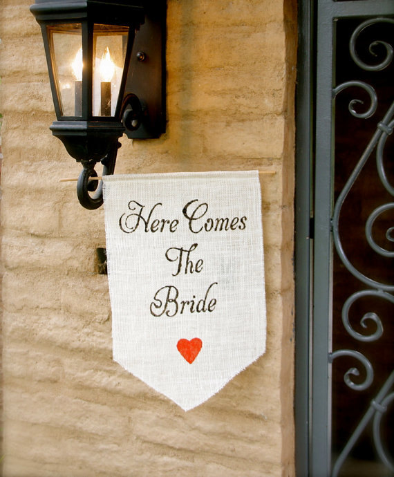 Hochzeit - Here come the bride burlap banner - Wedding sign with heart -Here comes the Bride- Burlap sign CUSTOM COLOR - flower girl and ring bearer