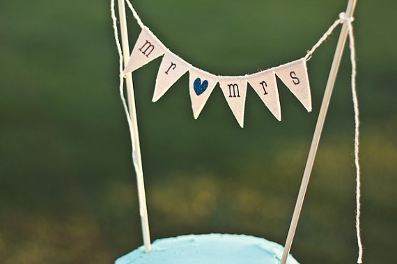 Mariage - MR & MRS Wedding Cake Topper, custom color glitter hearts, bakers banner