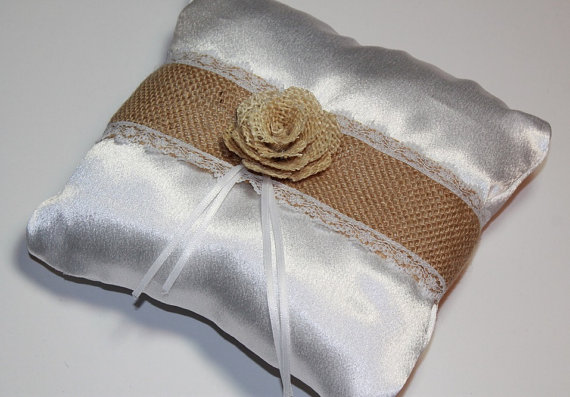 Свадьба - Ring Bearer Satin White Pillow - Pillow With Burlap Flower - Wedding Ring Pillow - Wedding Ring Alternative Pillow - Ring Bearer