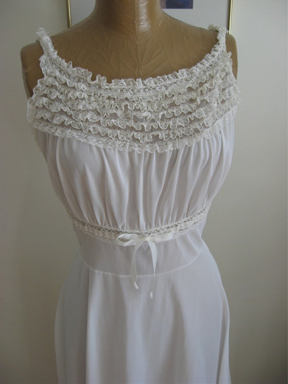 زفاف - Vintage Lingerie / White Peignoir Set / Layers of Chiffon / Vintage Nightgown and Robe Set / Layers of Lace / Bridal / Radcliffe Label
