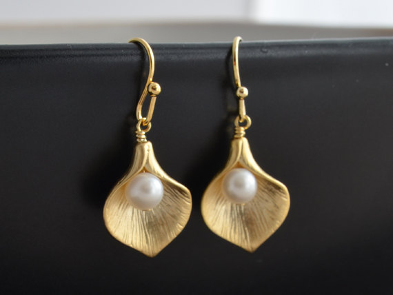 Mariage - SALE, Calla earrings,Lily earrings,Pearl Earrings,Wedding earrings,Flower earrings,Bridal jewelry,Gold earrings,Silver earrings,Earrings set