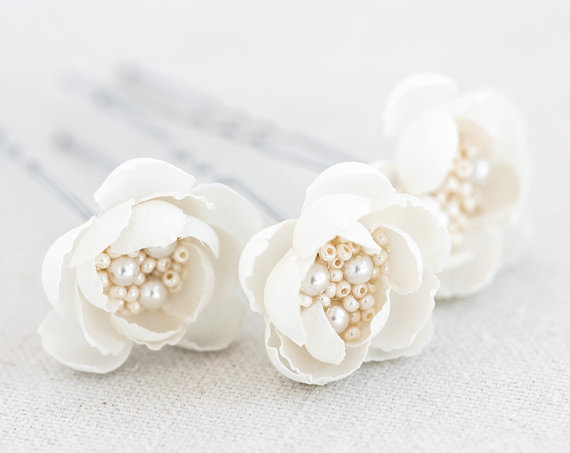 Mariage - Off white hair flower pin, Bridal hair accessory, Small flower pin, Wedding flower pin, Bridal natural white flower pin, Hair flowers set.