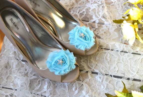 Свадьба - Flower Shoe Clips, Starfish Flower shoe clips, shoe clips, wedding shoe clips, rhinestone shoe clips, pearl, Tiffany Blue, Beach Wedding
