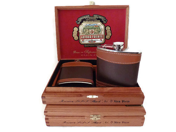 Mariage - Cigar Box Custom OOAK Groomsmen Gift of 2 Custom Redwood Lined Cigar Boxes, 2 Brwn Leather Wrapped Flasks, 2 Redwood Burned Tags & Wrap