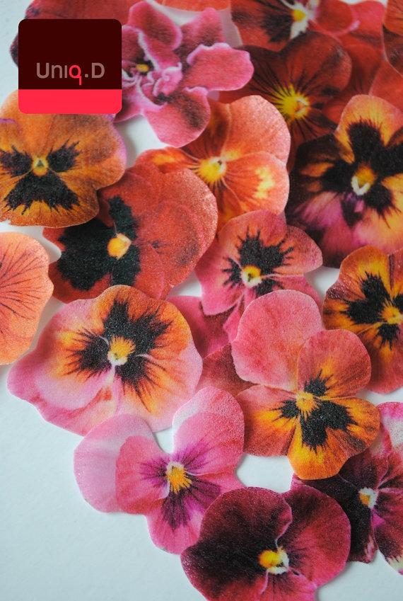 Свадьба - 20  edible cake decoration - biodegrdable confetti - edible flowers -  wedding cake toppers - edible cupcake toppers by Uniqdots on Etsy