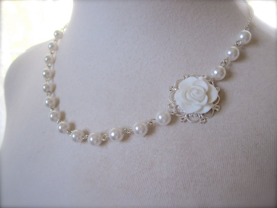 زفاف - Asymmetrical pearls Necklace Bridesmaids Gift Bridal Jewelry Flower necklace White necklace Rose necklace victorian Vintage style