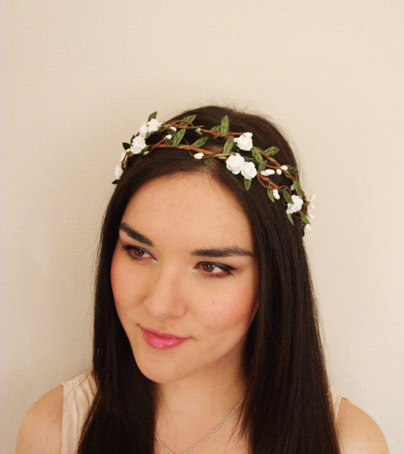 Свадьба - White Woodland Paper Rose Green Leaf Vine Flower Crown - Floral Headband, Floral Crown, Festival, Floral Wreath, Wedding, Bridal