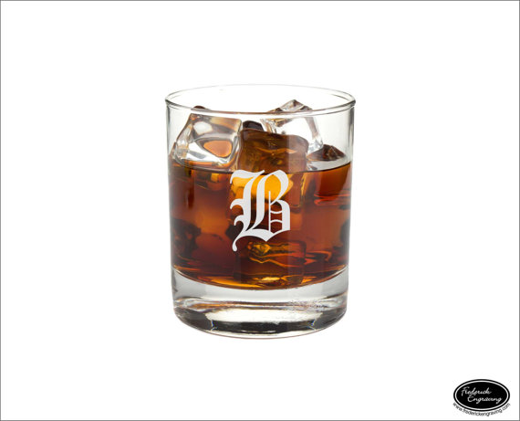 Свадьба - Custom Whiskey Glass, SHIPS FAST, Personalized Rocks Glass, Etched Scotch Glass, Engraved Bourbon Glass, Groomsmen Glasses, Any Quantity