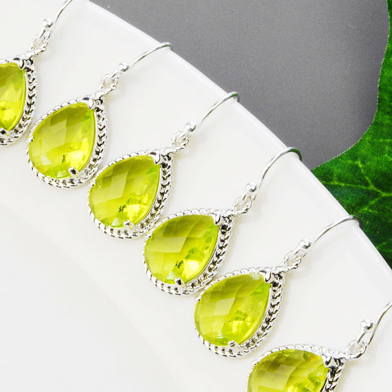 Свадьба - 8% OFF SET OF 4 Bridesmaid Jewelry - Apple Green Bridesmaid Earrings - Silver and Glass Drop Earrings - Bridesmaid Gift - Wedding Jewelry