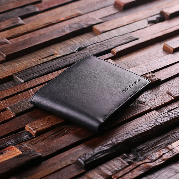 زفاف - Personalized Monogrammed Engraved Genuine Leather Bifold Mens Wallet with Optional Wood Gift Box Groomsmen, Best Man, Father's Day Gift