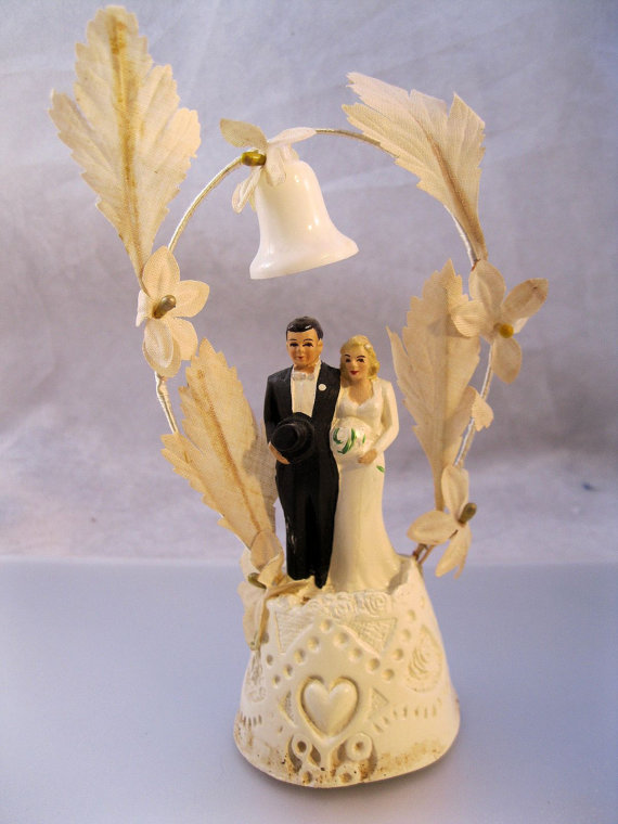 Mariage - 1940s Wedding Cake Topper Chalkware Dated 1947 Vintage