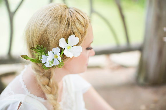 Свадьба - white flower for hair, bridal hair accessories, dogwood flower, hair clip, woodland wedding -DOGWOOD- hair comb, rustic, white floral hair