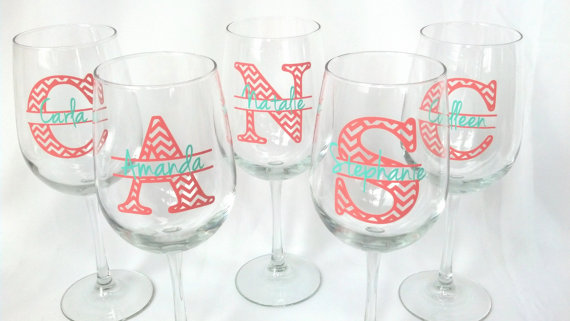 Mariage - Coral and mint chevron wine glasses.  Bridesmaid glass,  monogram and name.  Bridesmaid gift idea, Maid of Honor gift idea. Chevron wedding